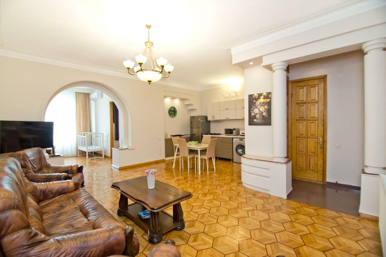 Seaside Luxury Apartment Batumi Bagian luar foto