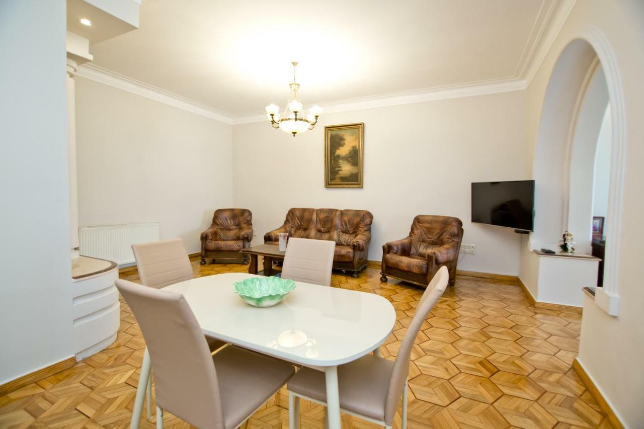 Seaside Luxury Apartment Batumi Bagian luar foto